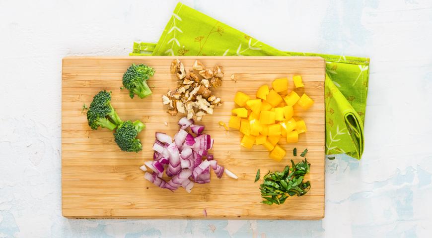 Salată de post cu hrișcă, ardei gras și broccoli