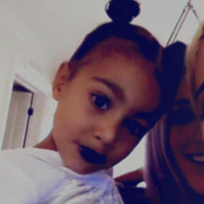 Ким Кардашьян накрасила трехлетнюю дочь Норт черной помадой