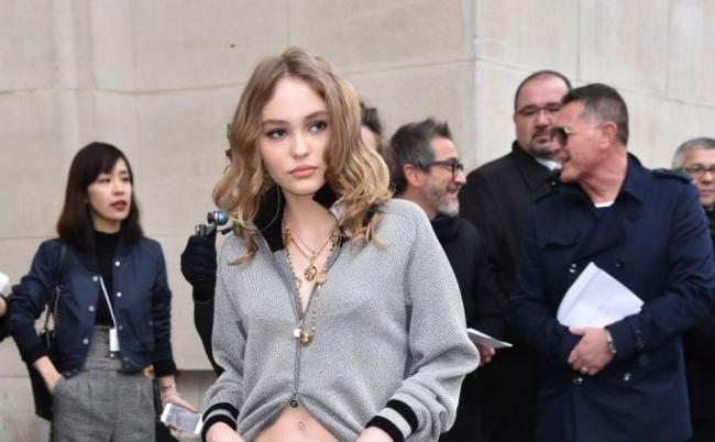 Lily Rose Depp este cea mai noua senzatie in lumea modei! Toti sunt cu ochii pe ea