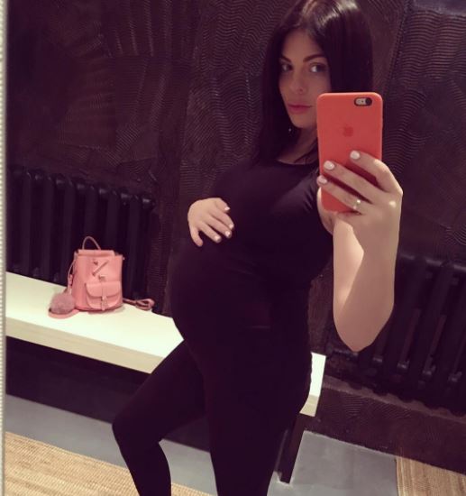 Скоро в роддом: беременная Анастасия Стоцкая продемонстрировала живот