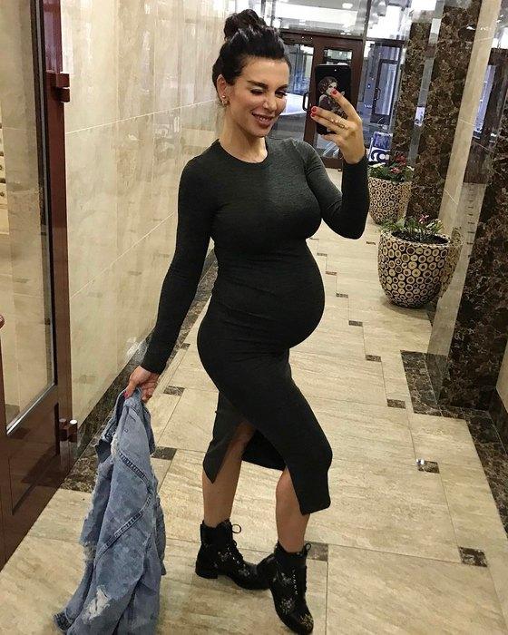 Беременная Анна Седокова показала живот и растяжку у станка