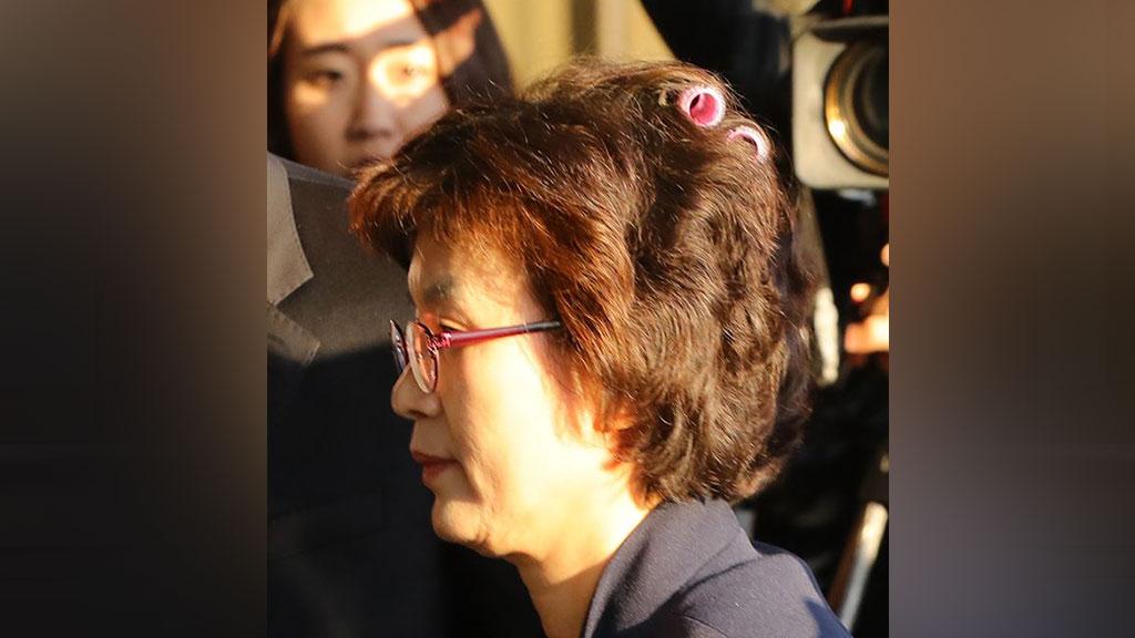 Забывшая снять бигуди женщина-судья стала символом трудолюбия в Южной Корее