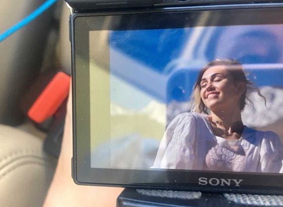 Miley Cyrus s-a căsătorit în secret?! Sora ei a dat-o de gol!