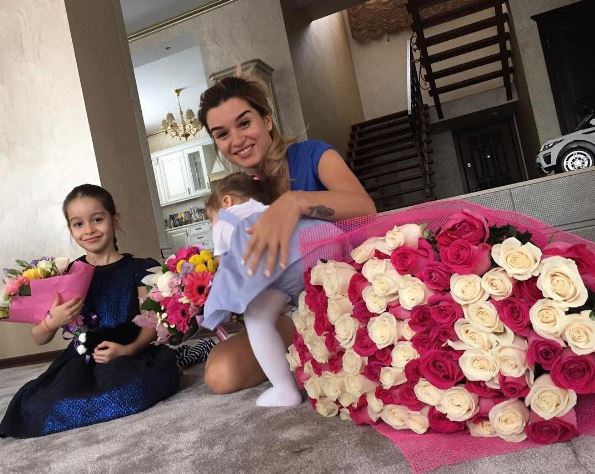 Муж Ксении Бородиной наконец-то показал в сети лицо младшей дочки