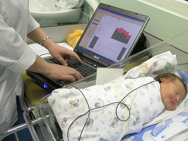 Auzul la nou-născuţi va fi testat din primele zile de viaţă