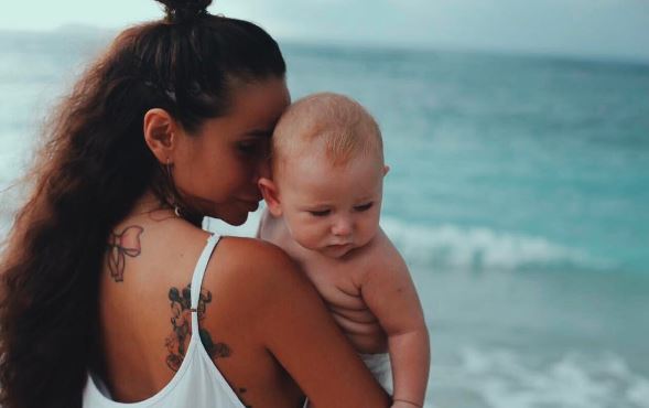 Айза Анохина впервые показала лицо младшего сына