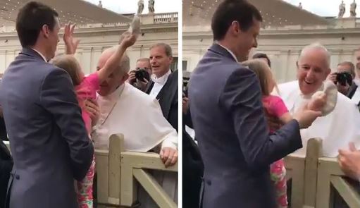 O fetiță de trei ani i-a ''furat'' papei Francisc tichia albă de pe cap