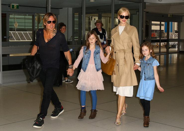 Николь Кидман появилась в аэропорту Сиднея с повзрослевшими дочками