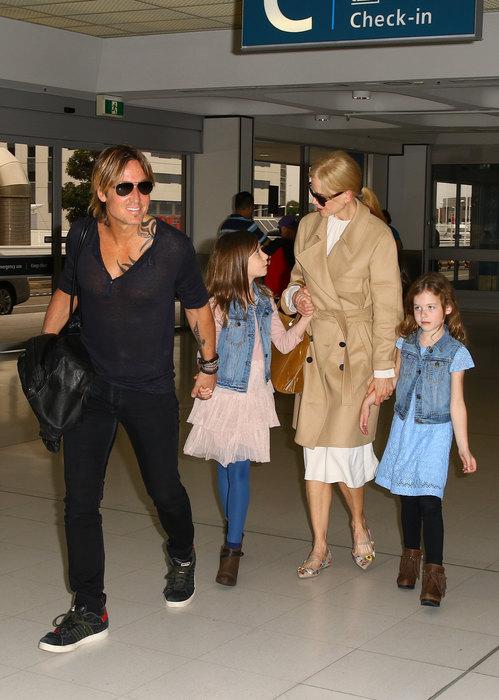 Николь Кидман появилась в аэропорту Сиднея с повзрослевшими дочками
