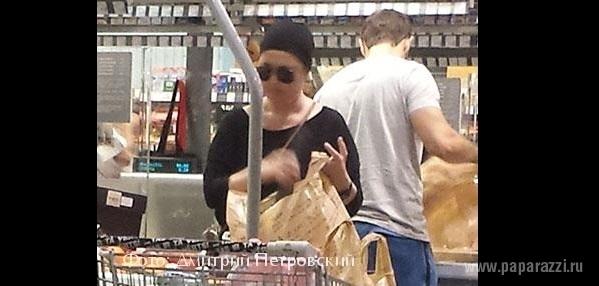 Папарацци застали Жанну Фриске в супермаркете
