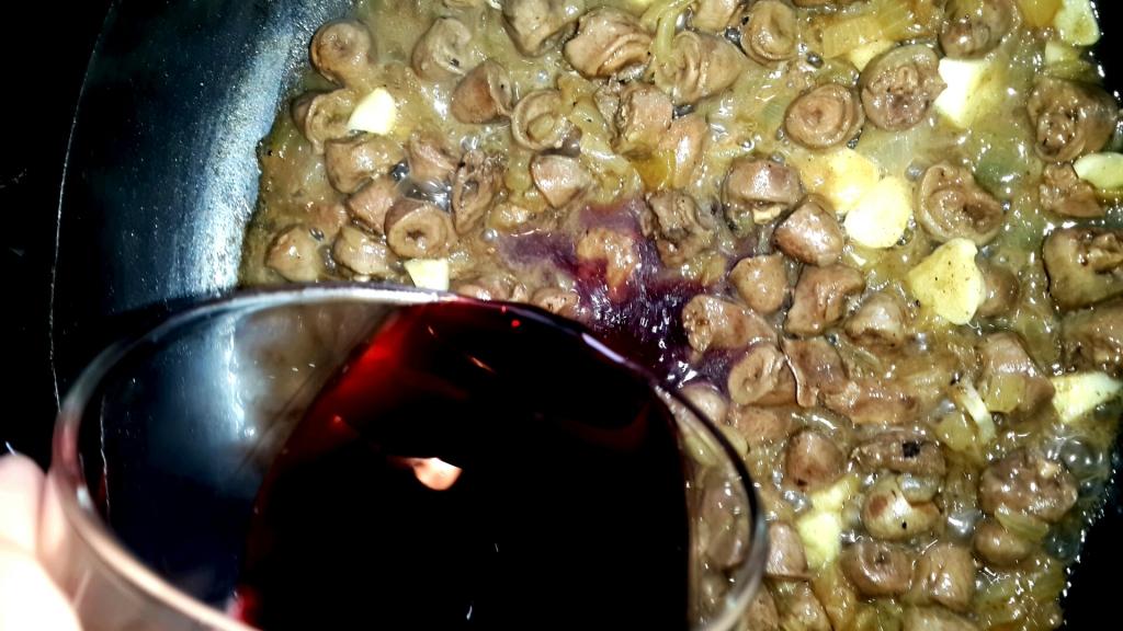 Tocăniță cu inimi de pui și usturoi în vin de la Victoria Levința