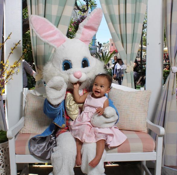 Fetița lui John Legend entuziasmată la prima întâlnire cu iepurașul de Paște