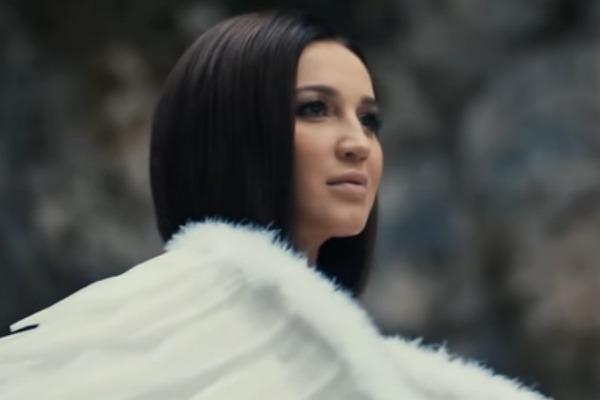 Olga Buzova are chip de înger în noul ei videoclip! Vedeta s-a filmat pe malul mării