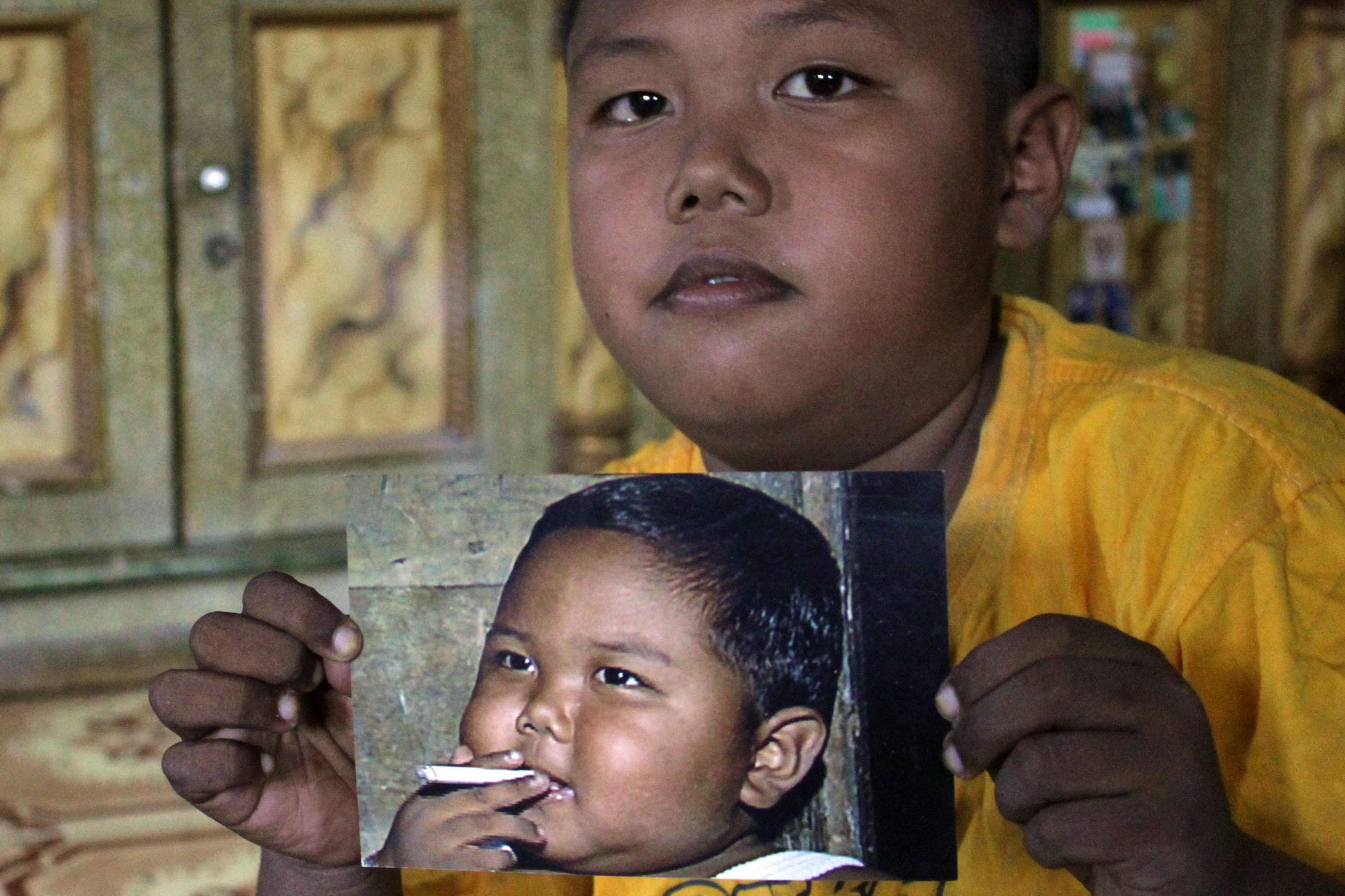 Курил 40 лет бросил. Арди Ризал который выкуривал 40. Арди Ризал, малыш, который выкуривал по 40 сигарет в день. Мальчик который выкуривал по 40 сигарет. Индонезийский мальчик выкуривающий 40 сигарет.
