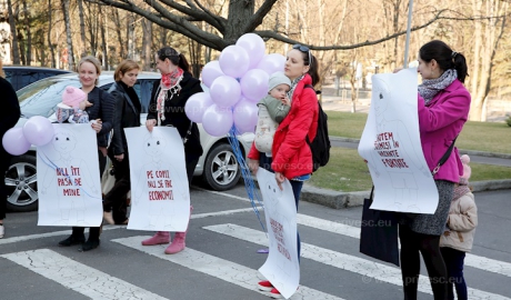 Mămicile se adună la protestul: „Când copiii contează, grădinițele activează”