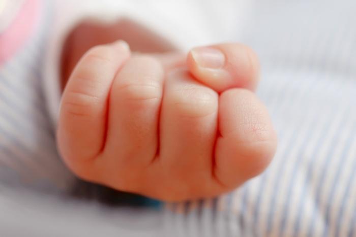 În Orhei, un bebeluș de doar 2 luni a murit în timp ce mama îl alăpta. Femeia a adormit