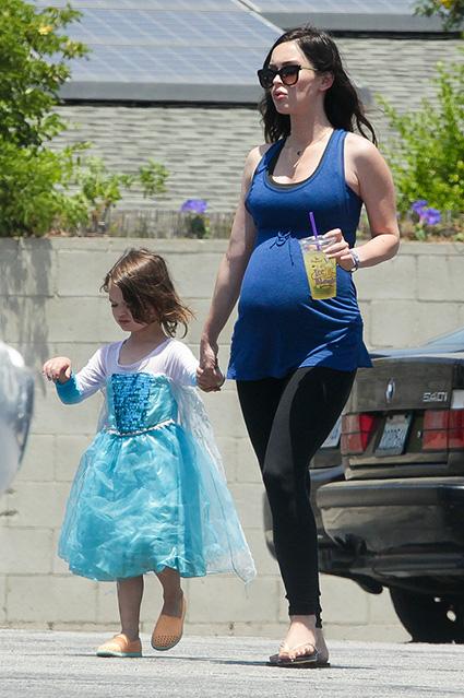Megan Fox și-a îmbrăcat din nou fiii în rochii!