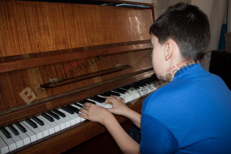Un copil cu autism, a compus coloana sonoră pentru filmul de promovare a Ținutului Contelui Dracula!