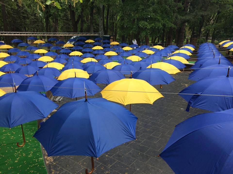 Centrul Chișinăului s-a umplut de umbrele galbene și albastre
