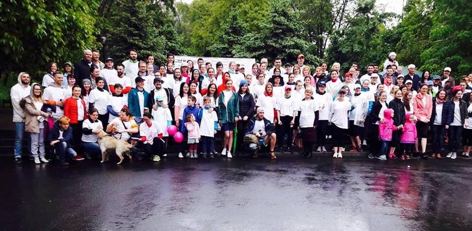 Zeci de persoane au alergat prin ploaie pentru a susține femeile care suferă de cancer mamar!