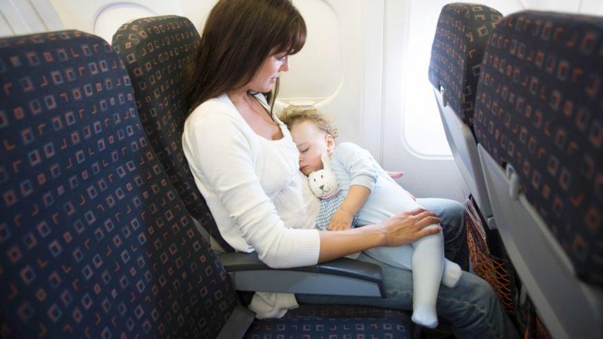 Prima călătorie cu avionul împreună cu copilul. Ce trebuie să știm