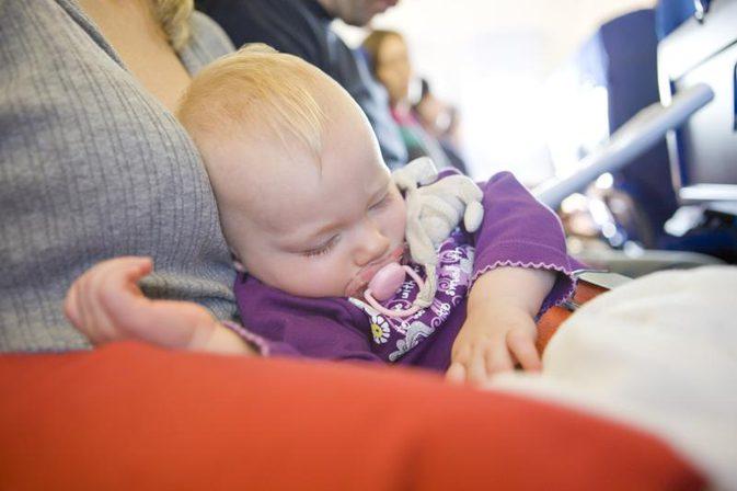 Первое путешествие на самолёте с ребёнком. Что необходимо знать