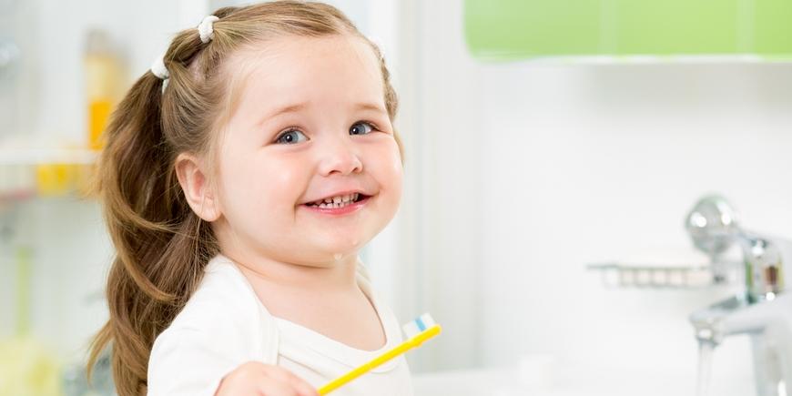 Fluoroza dentară. Ce faci cu petele albe pe dinți la copii