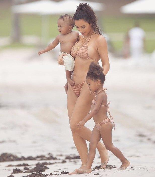 Ким Кардашьян поделилась пляжной фотографией с детьми