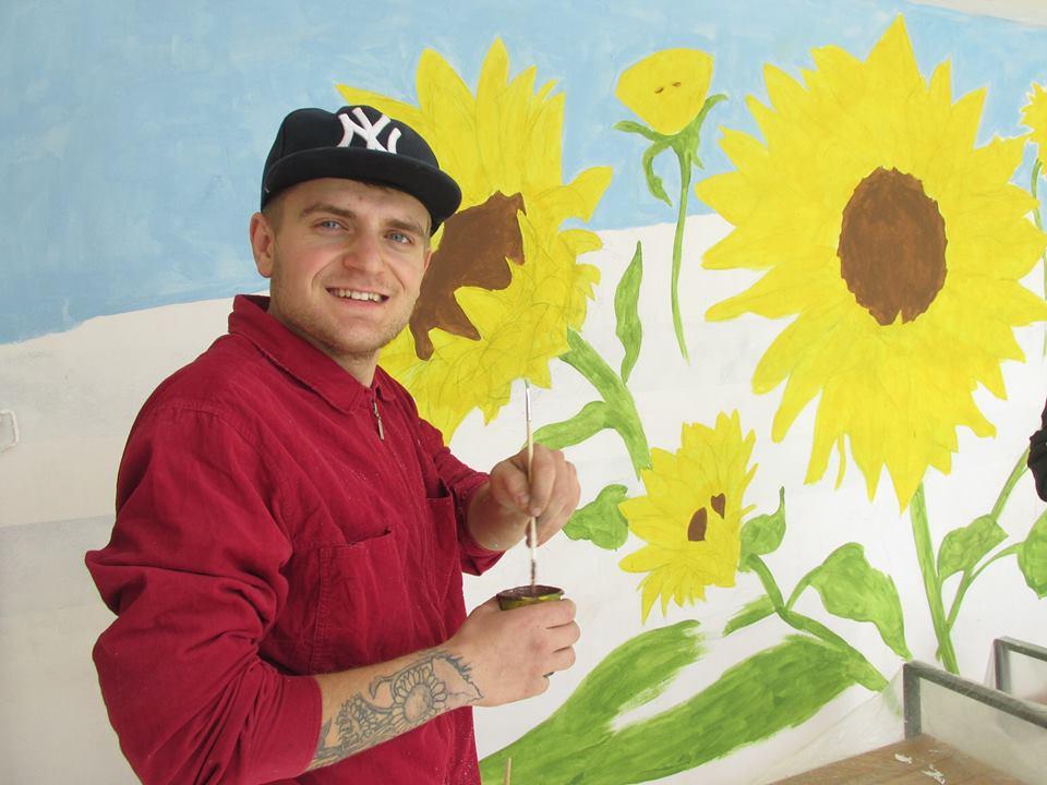 După stațiile de autobuz, un tânăr vrea să picteze liceul și biblioteca din satul Costești. Iată cum îl poți ajuta