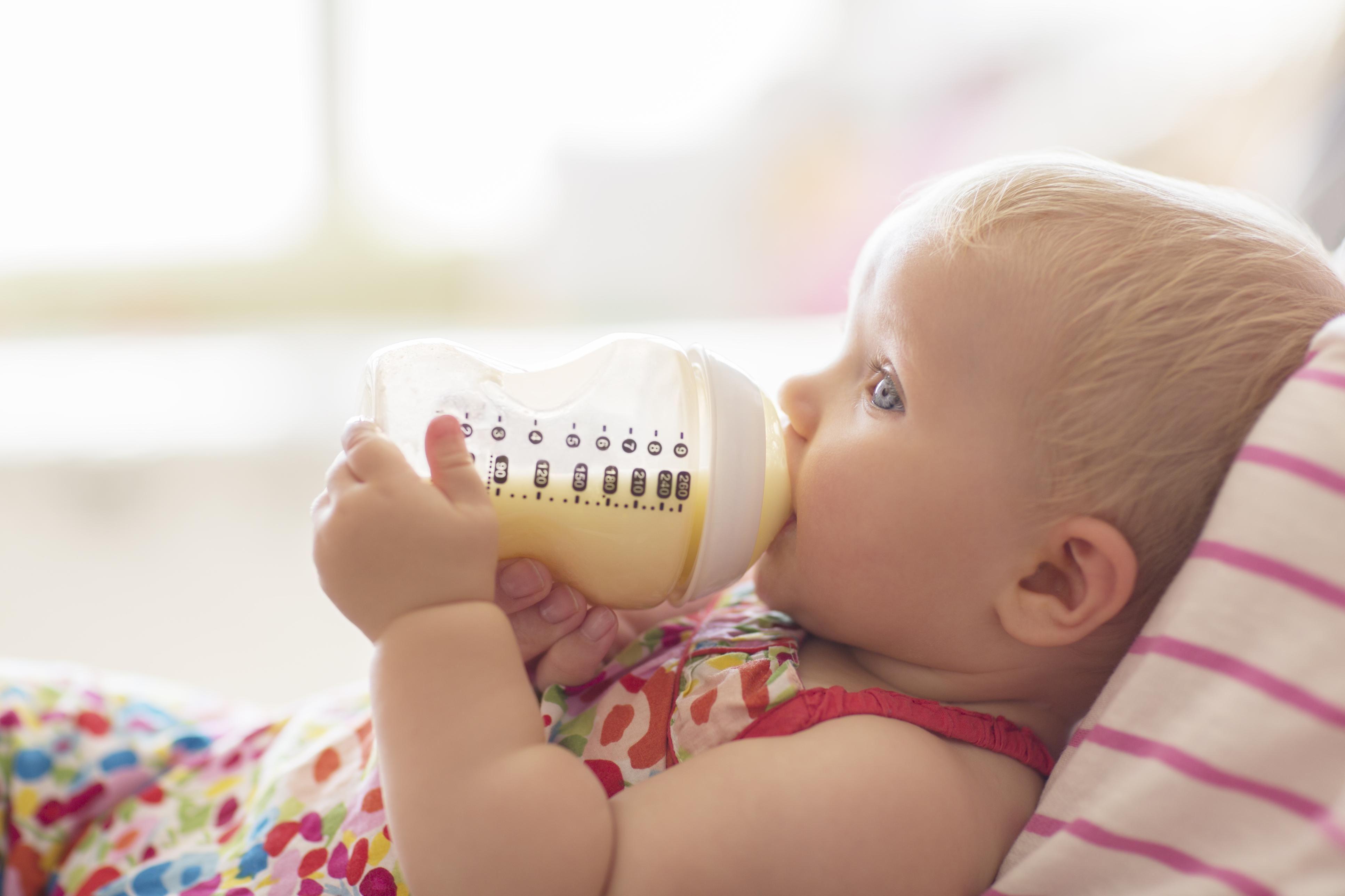 Педиатры запретили сок для детей до года