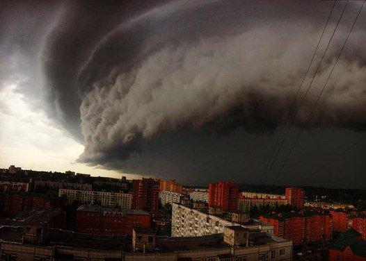 Un uragan puternic a luat viața mai multor oameni și a distrus clădiri în Moscova