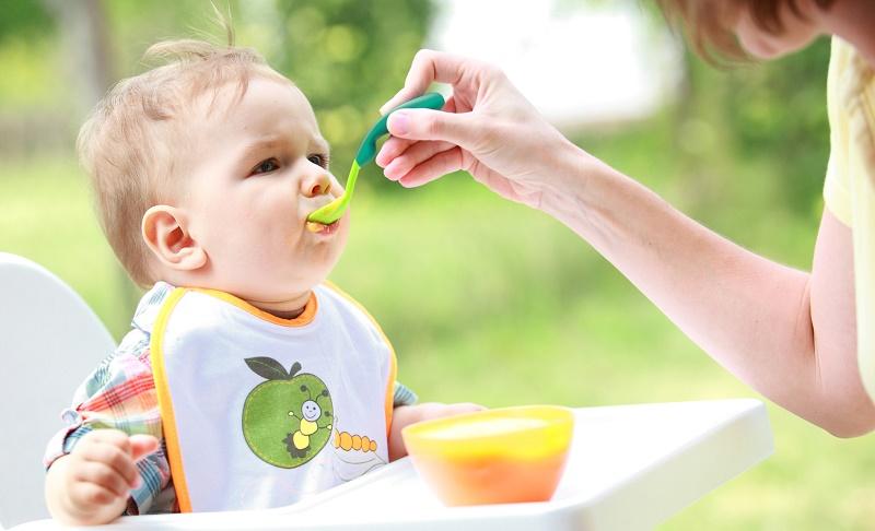 Ученые призвали родителей не кормить детей с ложки
