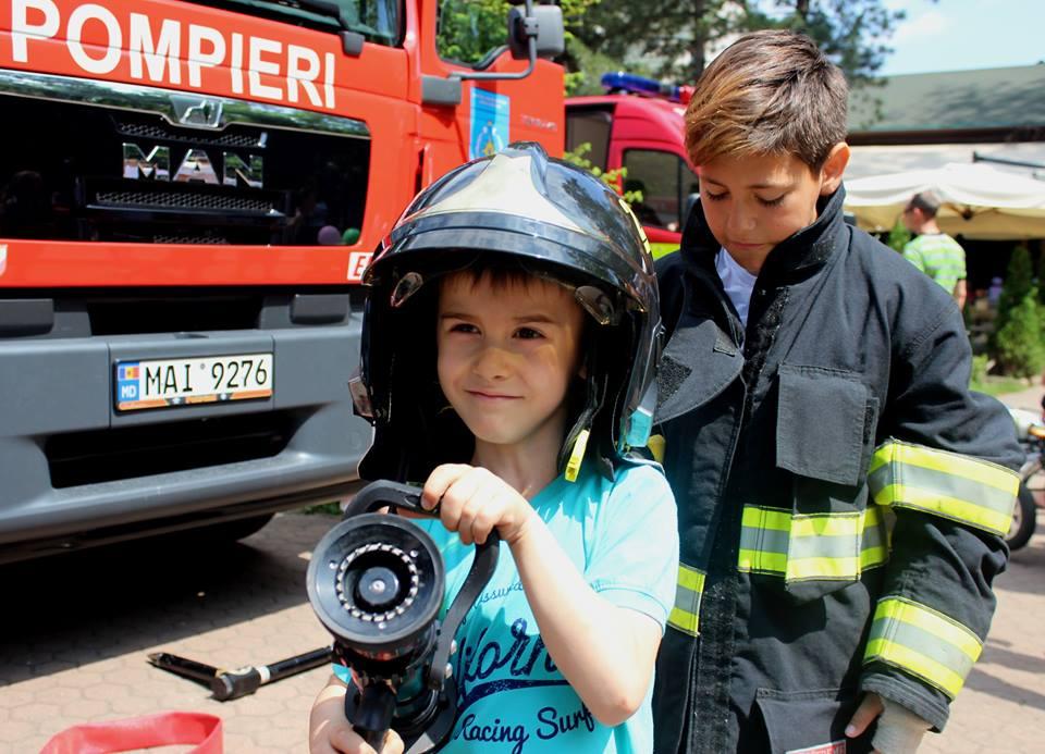 POZE/VIDEO: Copiii au sărbătorit alături de pompieri și salvatori