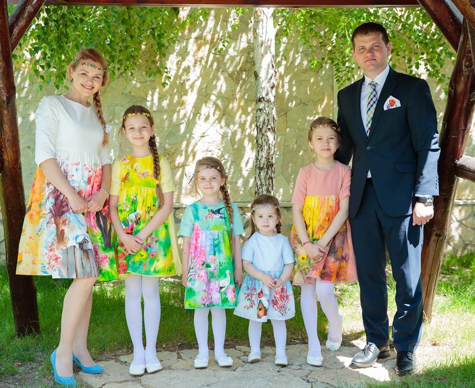 4 surioare poartă rochițe pictate de Irina Madan, iar fiecare ținută reprezintă un anotimp