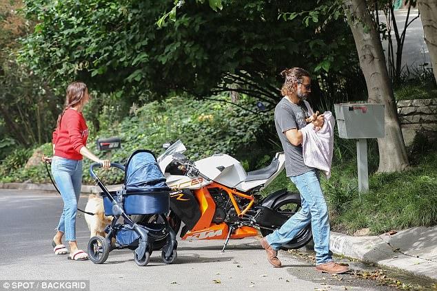 Irina Shayk și Bradley Cooper, la plimbare cu fiica lor