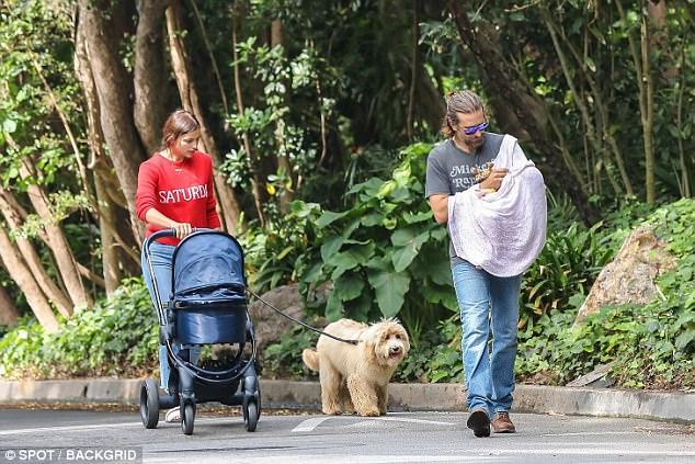 Irina Shayk și Bradley Cooper, la plimbare cu fiica lor