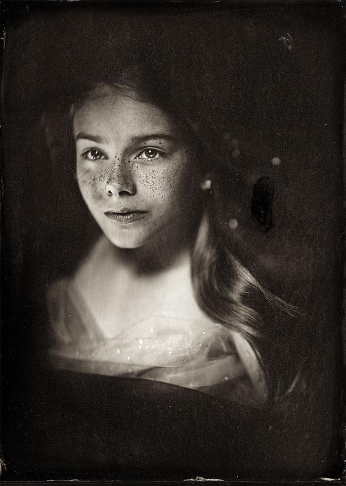 Proiect foto inedit! Copiii secolului 21 fotografiați cu tehnica secolului 19