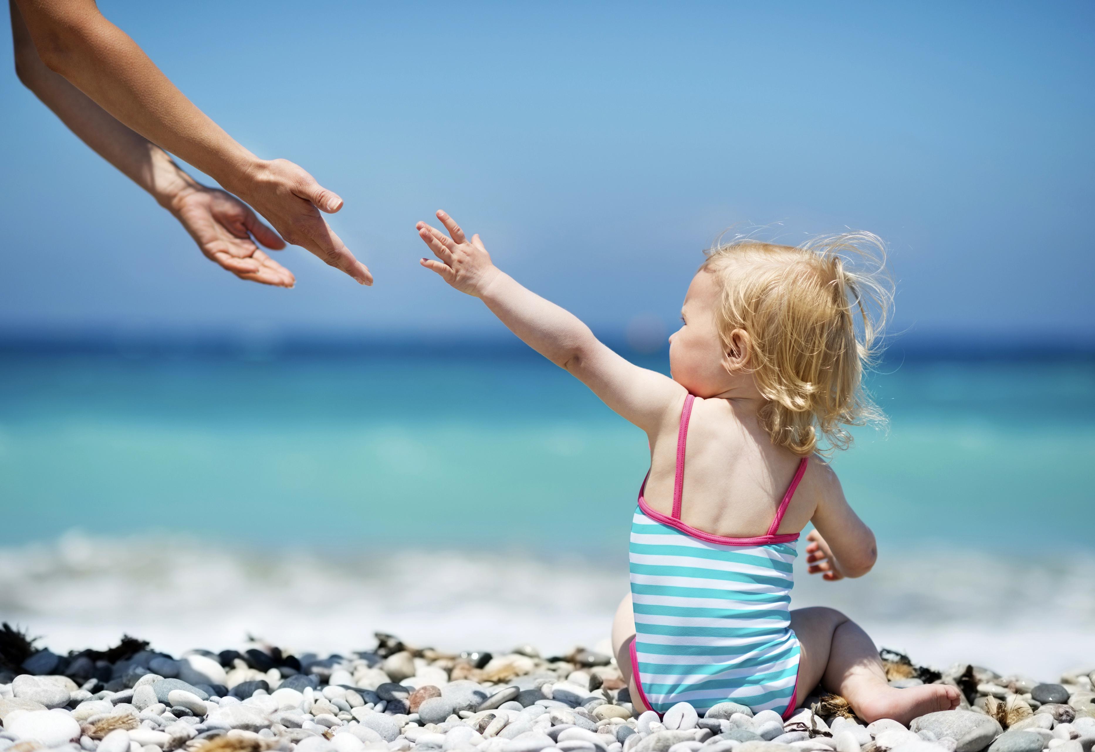 La înot cu cei mici: 5 reguli pentru siguranța copilului tău