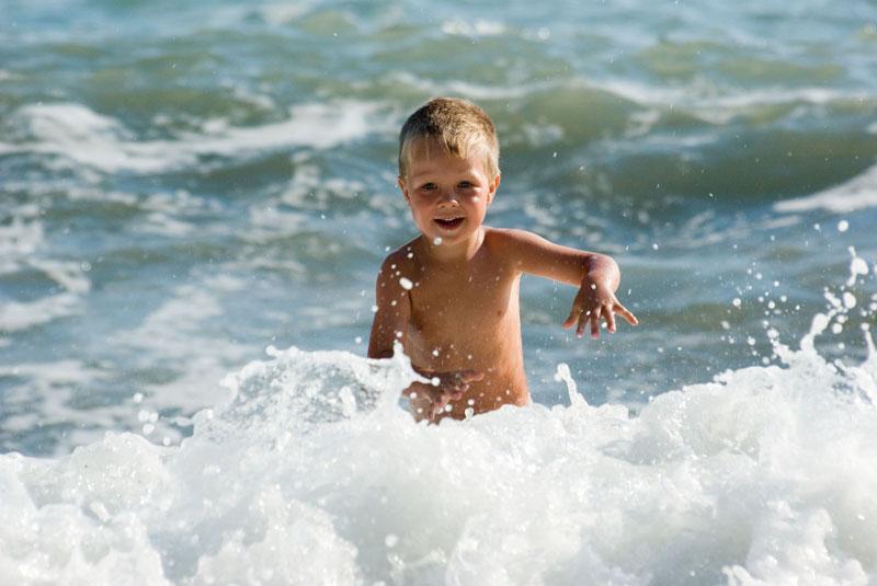 La înot cu cei mici: 5 reguli pentru siguranța copilului tău