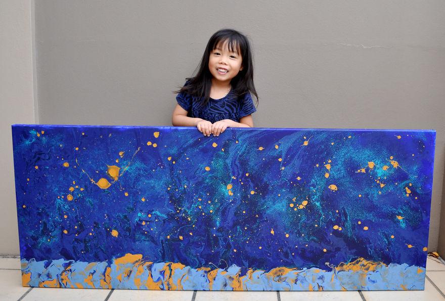 O fetiță de 5 ani pictează galaxii. Banii obținuți îi donează
