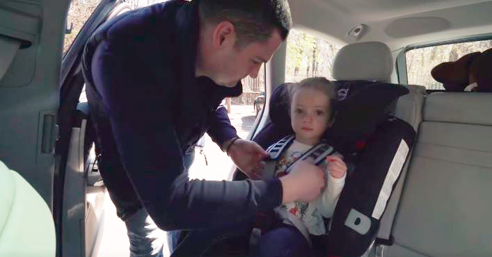 Reportaj VIDEO în Chişinău: cum călătoresc copiii pe bancheta spate în automobile şi cum ar trebui să călătorească?
