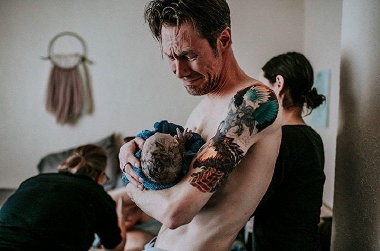 Сеть потрясла подборка очень эмоциональных фото молодых отцов с новорожденными