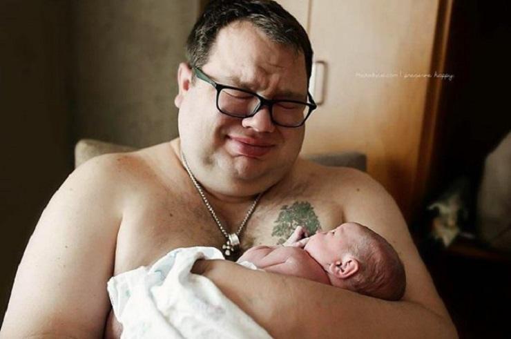 Сеть потрясла подборка очень эмоциональных фото молодых отцов с новорожденными