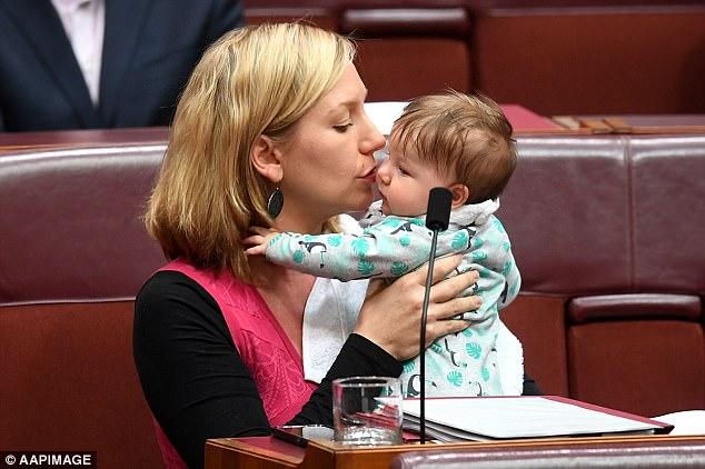 В Австралии сенатор кормит дочь в парламенте
