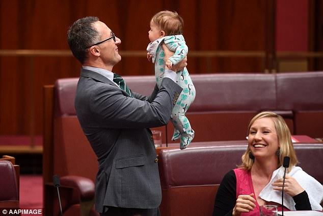 В Австралии сенатор кормит дочь в парламенте