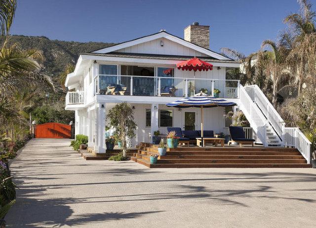 Ce casă superbă și-a luat Mila Kunis! Imagini fabuloase cu locuința