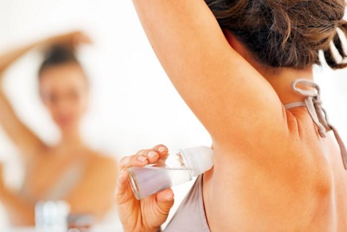 Deodorantul sau antiperspirantul? Care e diferența și care e mai sănătos