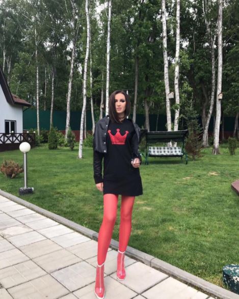 Cunoscutul critic de moda Alexandr Vasiliev a desfiintat stilul Olgai Buzova: "Tinutele ei sunt vulgare si fara gust" FOTO