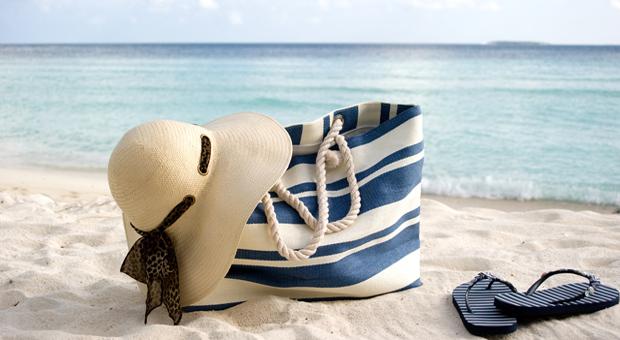 Ce pui în geanta de plajă? 10 lucruri esențiale pe malul mării