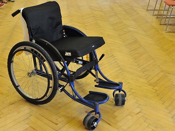 Aproape 600 de persoane cu dizabilităţi locomotorii vor beneficia de cărucioare-fotoliu